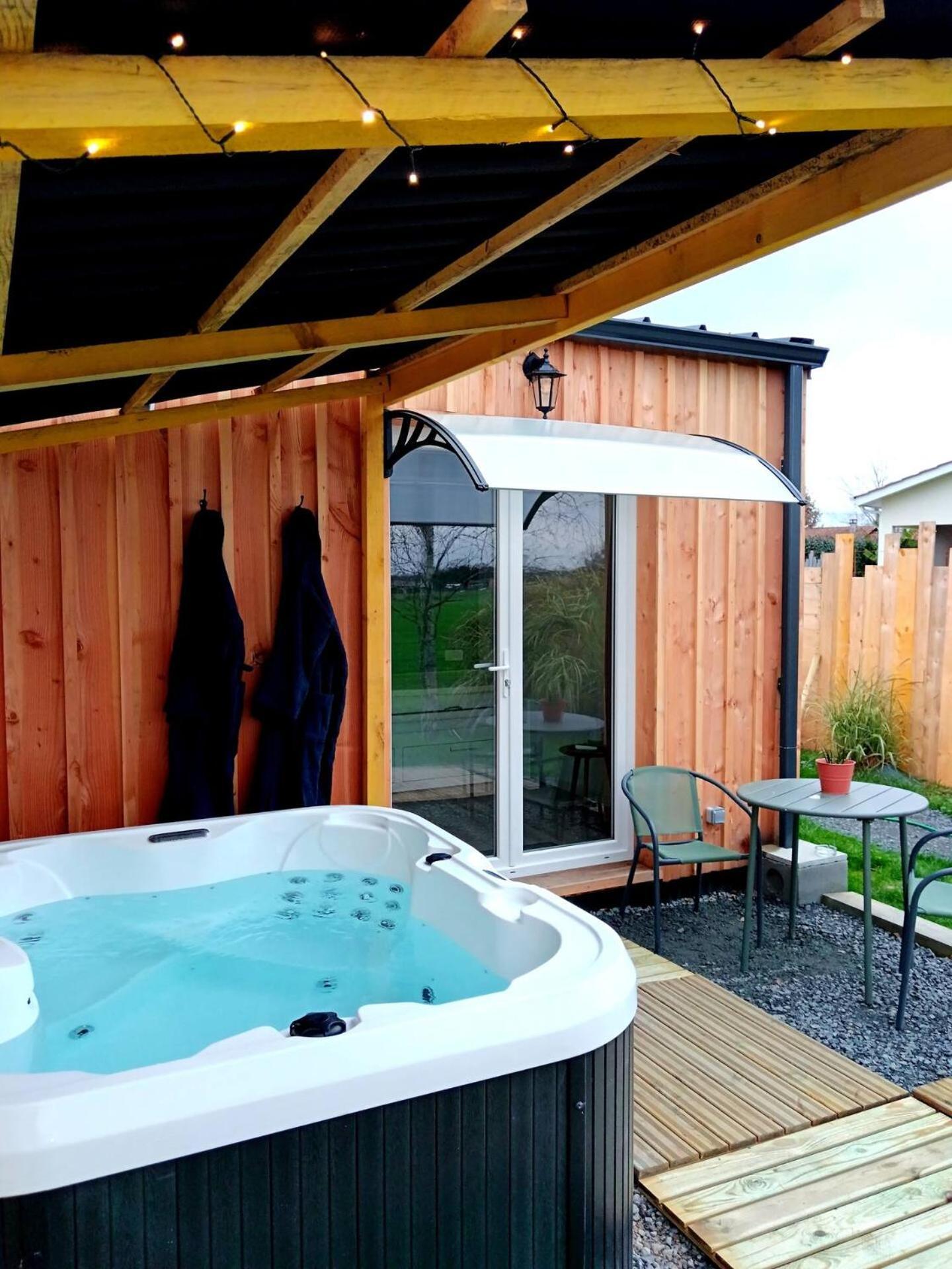 Chalet Cosy Avec Option Jacuzzi Saint-Genes-de-Fronsac 外观 照片